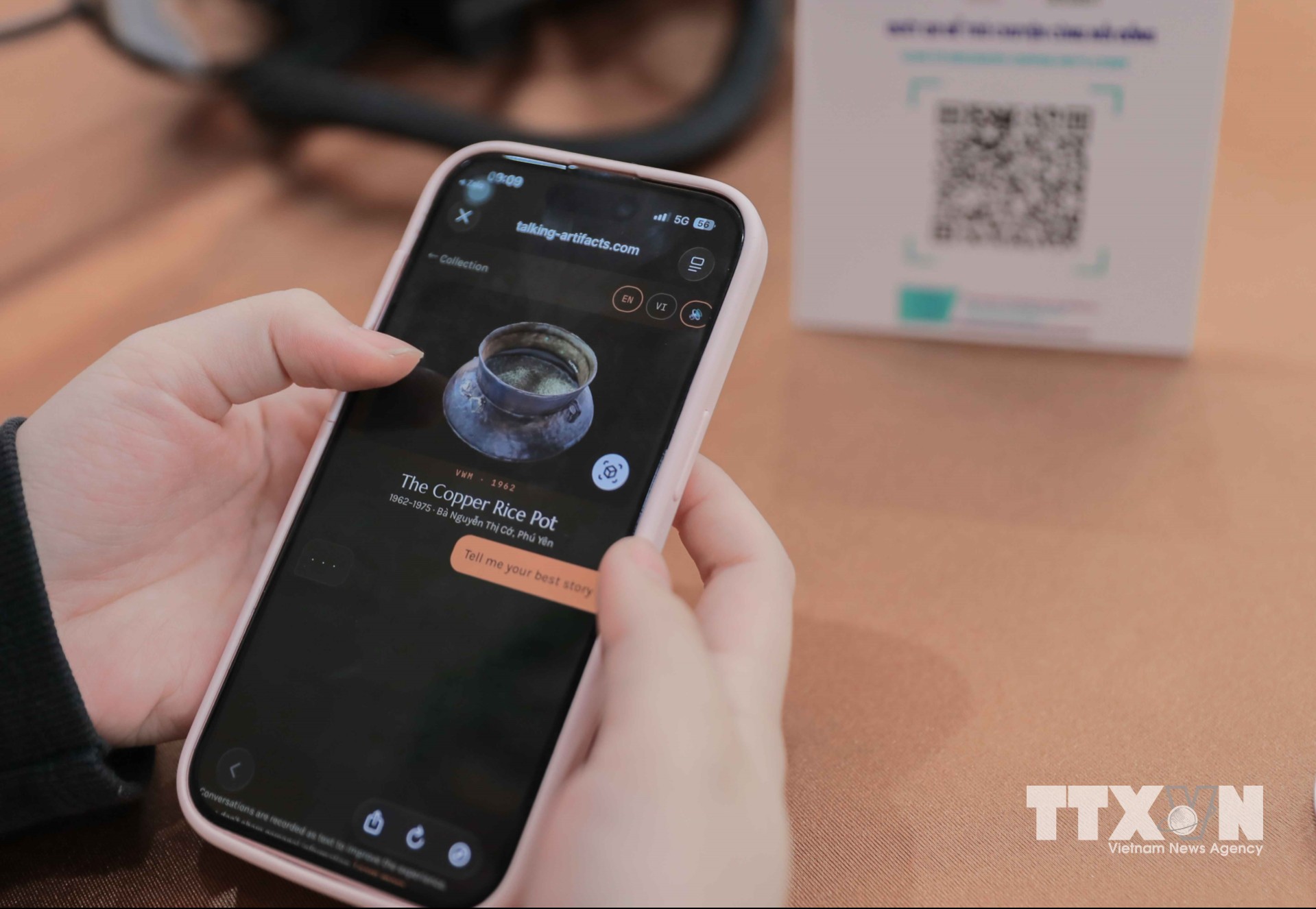 Chỉ với một động tác quét mã QR, khách tham quan có thể dễ dàng đọc, tìm hiểu trực quan về các hiện vật lịch sử tại Bảo tàng Phụ nữ. (Ảnh: Phan Phương/TTXVN)
